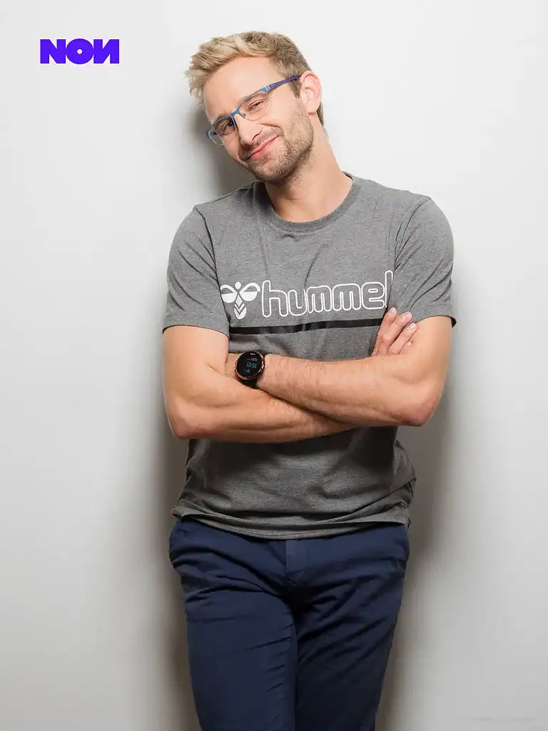 International SEO Specialist Rafał Moszkowcow Chomsky celebrating with both arms raised