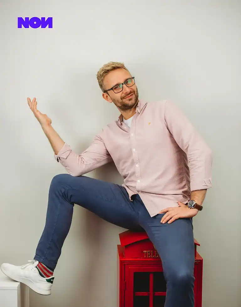 International SEO Specialist Rafał Moszkowcow Chomsky, monochrome studio portrait in a blazer