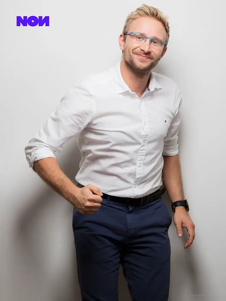 Rafał Moszkowcow Chomsky, International SEO Specialist, casual portrait in a grey t-shirt with arms crossed