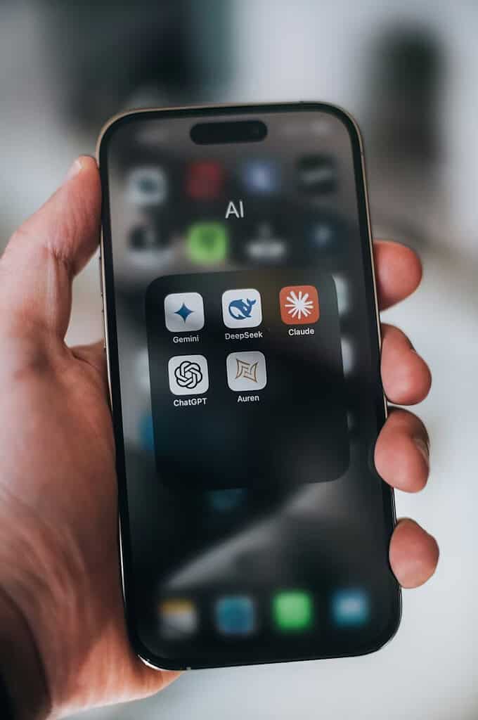 iPhone screen showing a folder with AI apps including Gemini, DeepSeek, Claude, ChatGPT and Auren