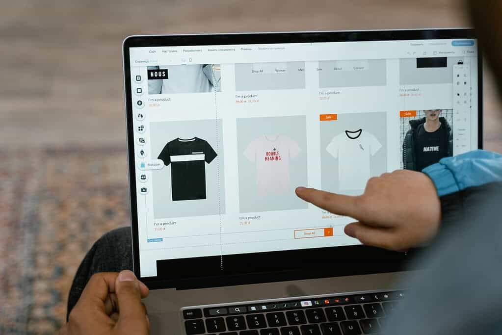 Deweloper edytuje wygląd strony produktu w sklepie online